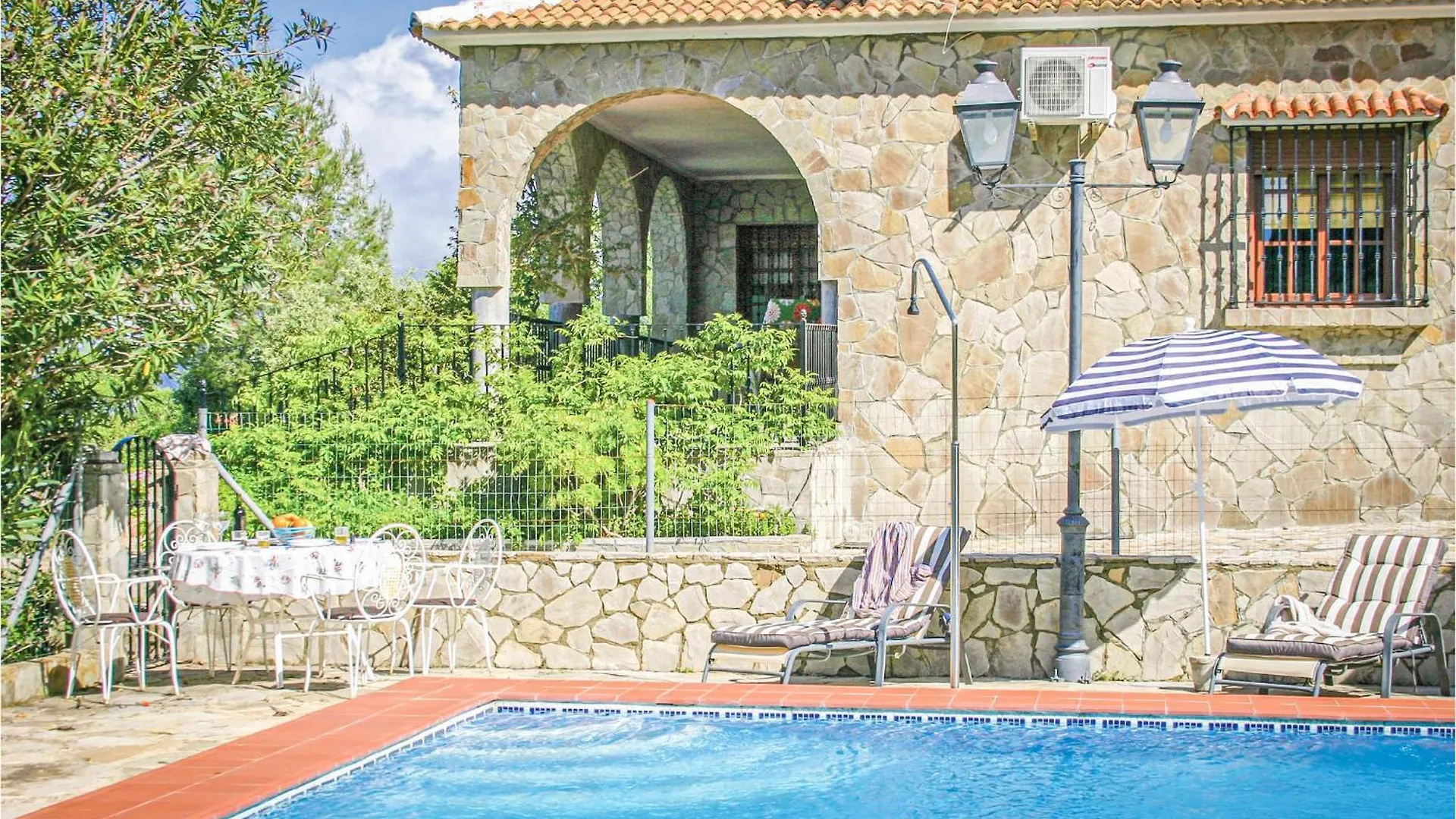 Cozy Home In El Gastor With Outdoor Swimming Pool